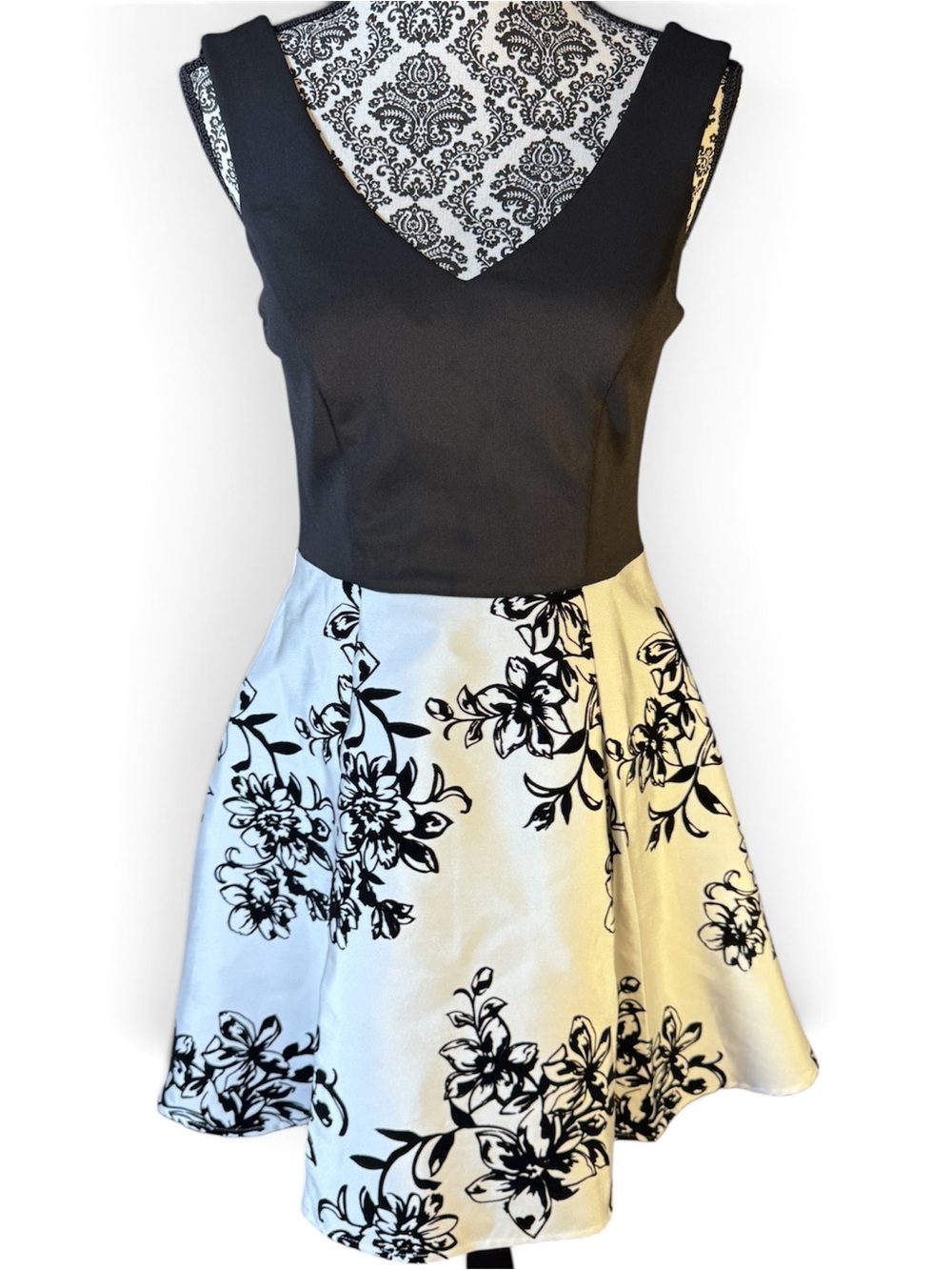 Social Couture Black & White Floral Fit-and-Flare Dress size M